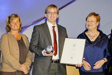 Martin Bergstrand receives the award Quality Innovation of the Year 2001 from the Finnish president Tarja Halonen.
